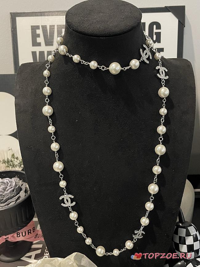 Collar largo de perlas de Chanel para vestidos de noche Chanel long pearl necklace for evening gowns - 1