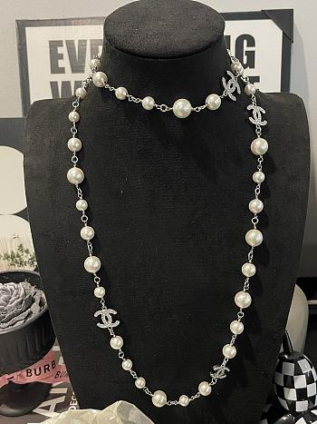 Collar largo de perlas de Chanel para vestidos de noche Chanel long pearl necklace for evening gowns