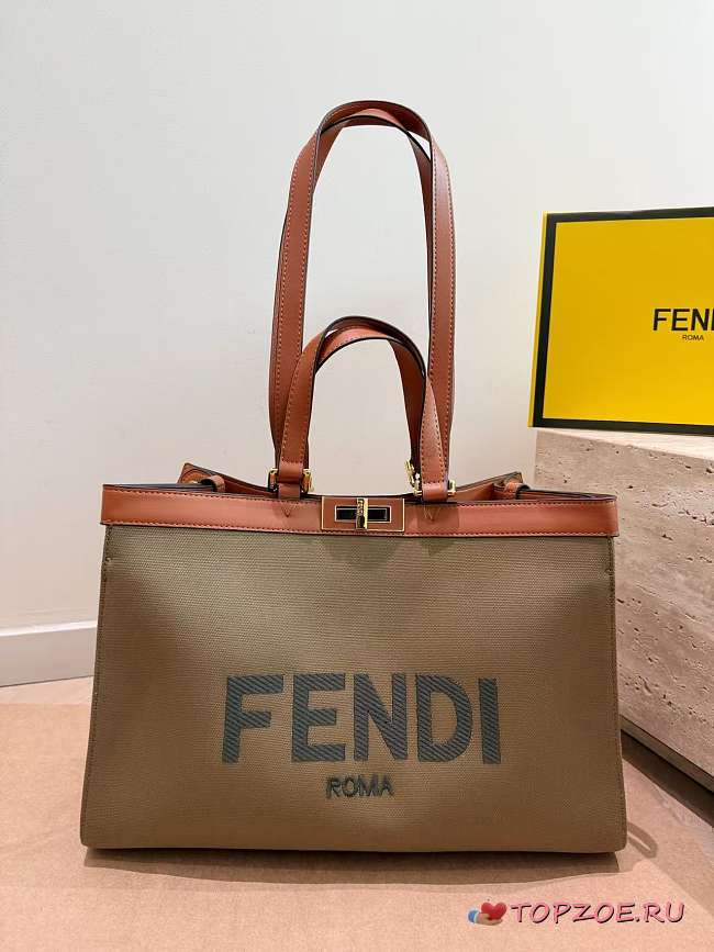El bolso tote grande de Fendi, el mismo modelo que aparece en los vídeos de influencers.41*28cm Fendi large tote bag, the same style featured in influencer videos. - 1