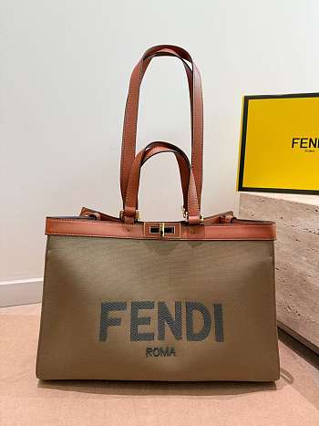 El bolso tote grande de Fendi, el mismo modelo que aparece en los vídeos de influencers.41*28cm Fendi large tote bag, the same style featured in influencer videos.