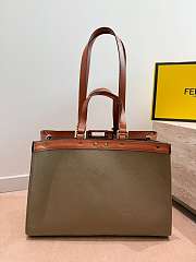 El bolso tote grande de Fendi, el mismo modelo que aparece en los vídeos de influencers.41*28cm Fendi large tote bag, the same style featured in influencer videos. - 5