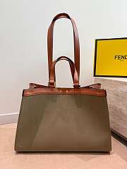El bolso tote grande de Fendi, el mismo modelo que aparece en los vídeos de influencers.41*28cm Fendi large tote bag, the same style featured in influencer videos. - 4