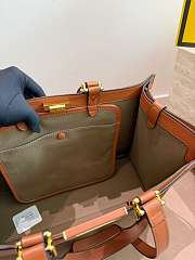 El bolso tote grande de Fendi, el mismo modelo que aparece en los vídeos de influencers.41*28cm Fendi large tote bag, the same style featured in influencer videos. - 3