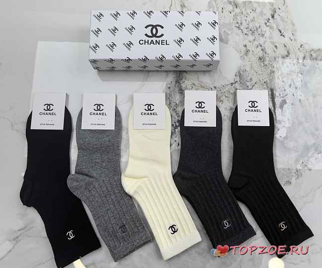 Medias largas CHANEL para otoño e invierno. Algodón peinado, suaves y cómodas. Caja con 5 pares. CHANEL Fall/Winter Knee-High Socks, Combed Cotton, Soft and Comfortable, 5 Pairs Per Box - 1