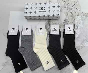 Medias largas CHANEL para otoño e invierno. Algodón peinado, suaves y cómodas. Caja con 5 pares. CHANEL Fall/Winter Knee-High Socks, Combed Cotton, Soft and Comfortable, 5 Pairs Per Box