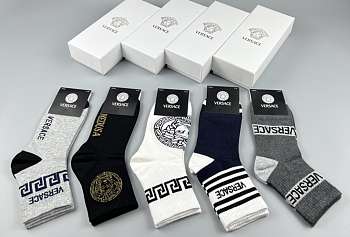 Calcetines medianos para hombre Versace, imprescindibles para todas las estaciones: primavera, verano, otoño e invierno.
