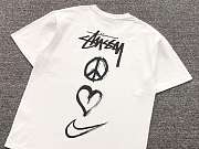 Camiseta Nike x Stussy Peace, Love, Swoosh Tee / Nike x Stussy T-Shirt   - 5
